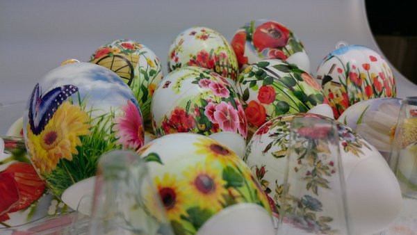 Bunte Eier mit unsere Folie bezogen. WETTERFEST. 21 Stück Blumen und Schmetterlinge