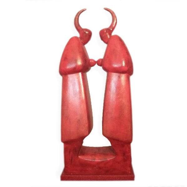 Скульптура монахов красная