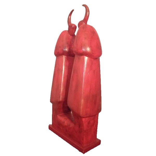 Скульптура монахов красная